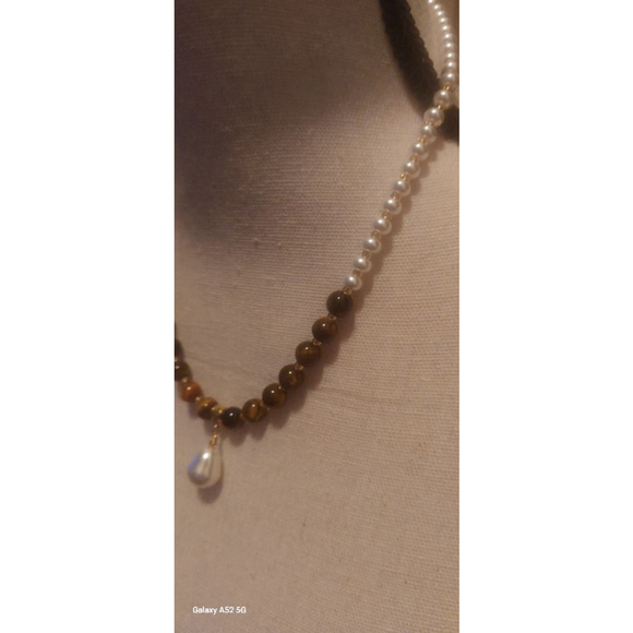 White pearls and tiger eye beads. - Picture 4 of 5